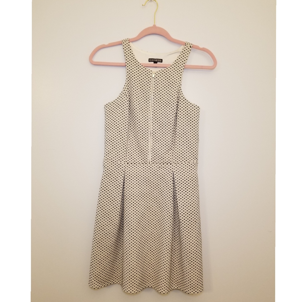 Knee-length patterned dress